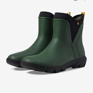 Bogs Chelsea Slip-On Boots in Forest Green and Black